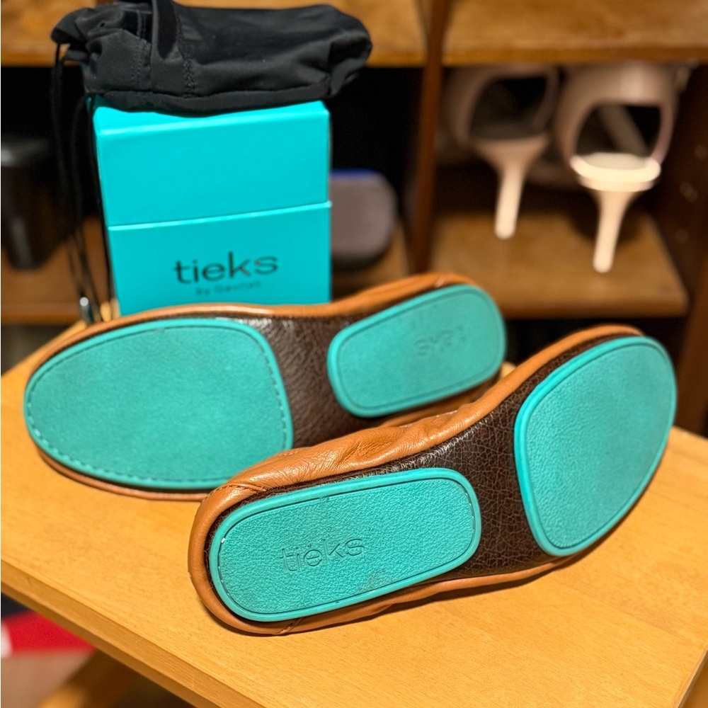 Tieks Brown Flats with Soft Leather and Flexible Fit - Picture 4 of 6